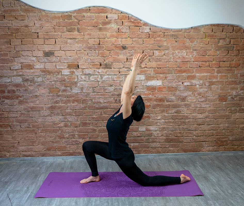 Yoga Trainerin Natascha Fortin bei der Yoga Position Halbmond