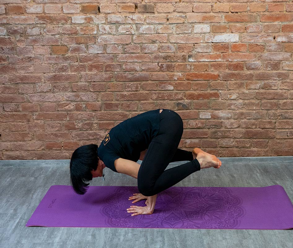 Yoga Trainerin Natascha Fortin bei der Yoga Position Krähe
