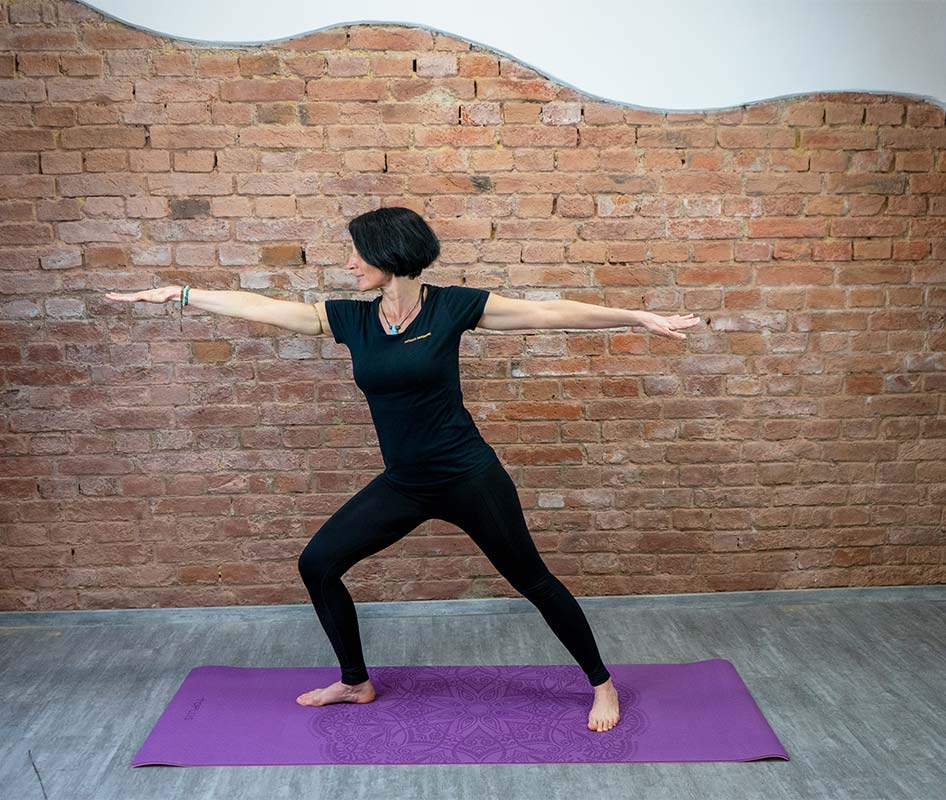 Yoga Trainerin Natascha Fortin bei der Yoga Position Krieger