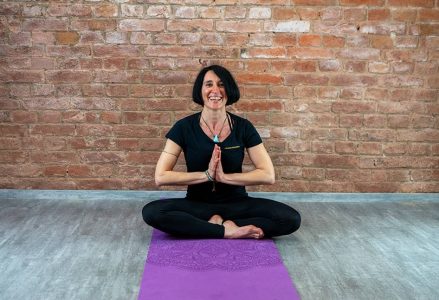 Yoga Trainerin Natascha Fortin bei der Yoga Position Sonnengruss