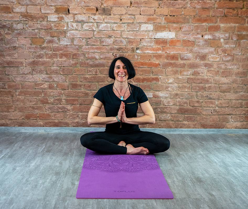 Personal Trainerin Jasmin Prucha im Yoga Lotussitz
